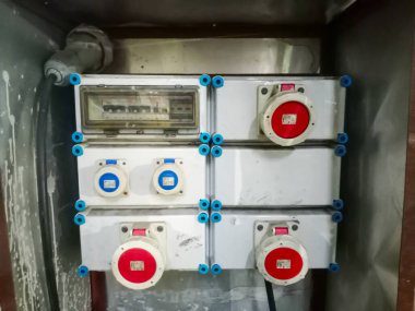 Duvardaki elektrik sayacı