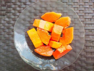 Tahta arka planda taze olgun papaya.