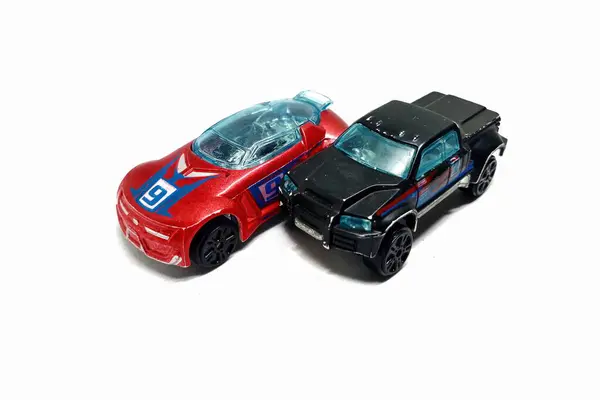 Oyuncak araba beyaz arka planda.