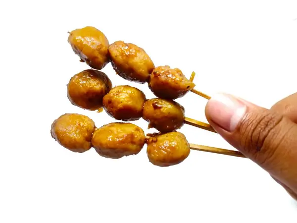 Beyaz arka planda soya soslu ızgara köfte (bakso bakar).