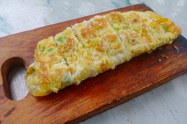 Dilimlenmiş omlet ya da tahta üzerinde kızarmış yumurta.