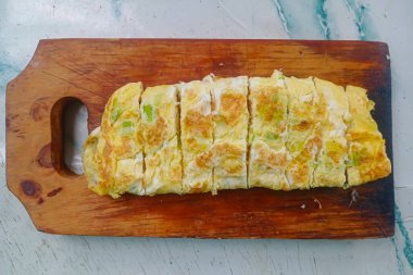 Dilimlenmiş omlet ya da tahta üzerinde kızarmış yumurta.