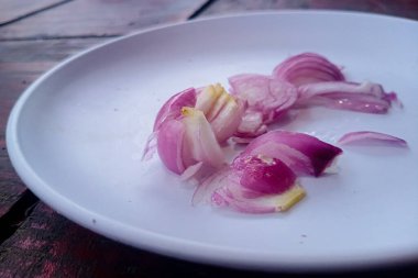 Ahşap zemin üzerinde kırmızı soğan.