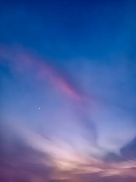 Güzel gün batımı gökyüzü bulutlu