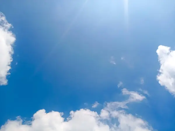 Mavi gökyüzünde beyaz bulutlar