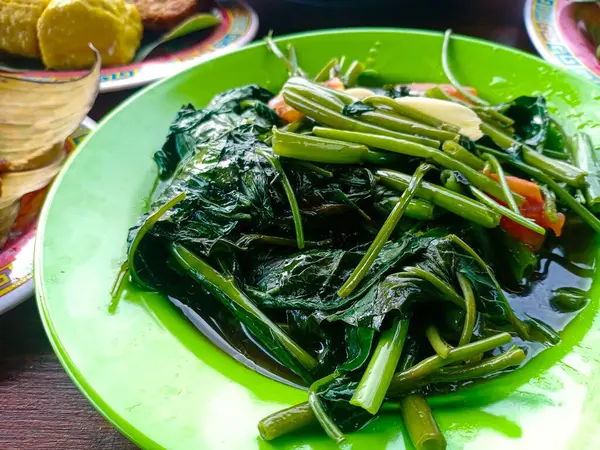 Kızarmış su ıspanağı ya da Kangkung karıştır.