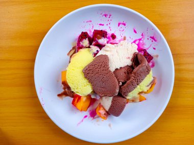 dondurma vanilyalı, muzlu ve çikolatalı mango meyveli
