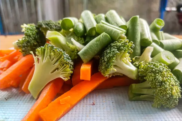 Pişmeye hazır taze çiğ sebzeler, havuç, brokoli ve fasulye.