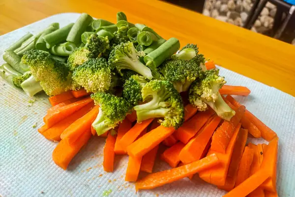 Pişmeye hazır taze çiğ sebzeler, havuç, brokoli ve fasulye.