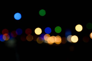 Gece şehrin bulanık bokeh ışığı