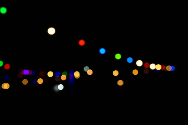 siyah arka plan üzerine bulanık ışıklar