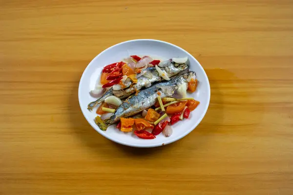 Sebze ve baharatlı ızgara balık.