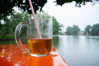 Bir bardak buz ve kırmızı çay.