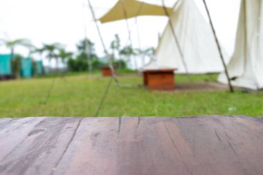 Ahşap masa ve arka plan bulanık