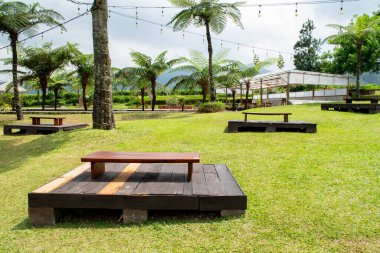 Ekran veya montaj ürünü için bahçede sandalyesi olan boş tahta masa