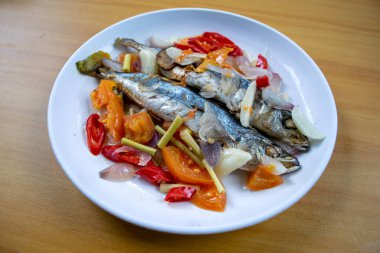 Sebze ve baharatlı balık tabağı.