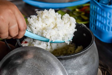 sebzeli pilav ve kase içinde pilav, pişirme konsepti.