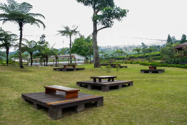 Ahşap bir masa ve çadırı olan güzel bir manzara.