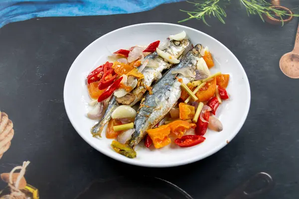 Sebze ve otlarla ızgara Dorado.