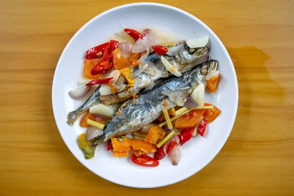 Sebzeli ve soslu kızarmış kalamar..