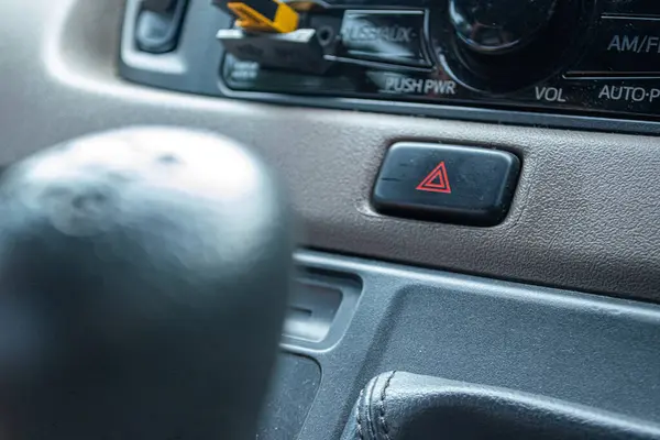 Garajdaki bir araba düğmesini kapat.