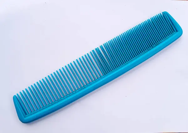 Arka planda mavi tarak izole edildi