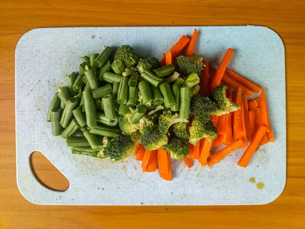 taze organik havuç ve brokoli ve beyaz bir tahta üzerinde fasulye ahşap zemin, sağlıklı diyet gıda, organik gıda konsepti
