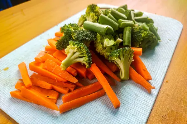 taze organik havuç ve brokoli ve beyaz bir tahta üzerinde fasulye ahşap zemin, sağlıklı diyet gıda, organik gıda konsepti