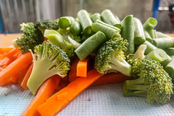 taze organik havuç ve brokoli ve beyaz bir tahta üzerinde fasulye ahşap zemin, sağlıklı diyet gıda, organik gıda konsepti