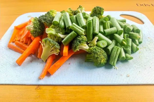 taze organik havuç ve brokoli ve beyaz bir tahta üzerinde fasulye ahşap zemin, sağlıklı diyet gıda, organik gıda konsepti