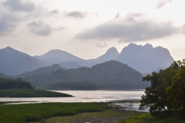 Akşamları dağ nehrinin güzel manzarası.