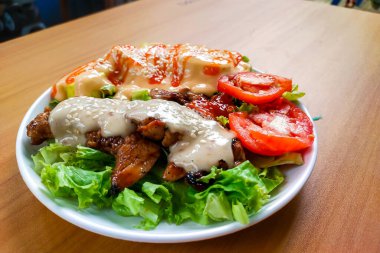 Sebzeli kızarmış domuz eti.