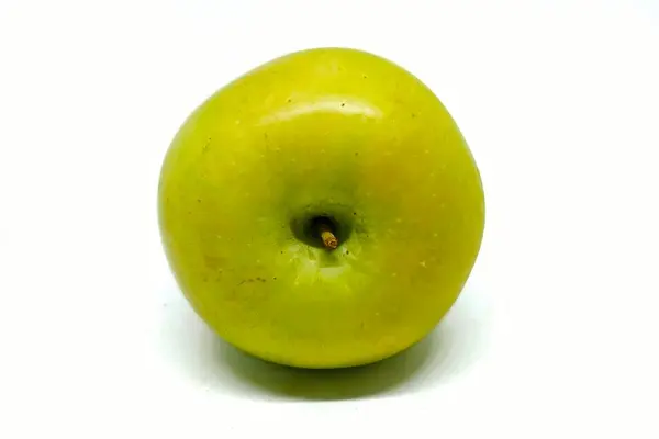 Beyaz arkaplanda taze yeşil elmalar