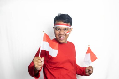 Endonezya bayrağı taşıyan Endonezyalı adam