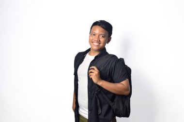 Sırt çantalı gülümseyen siyah adamın portresi