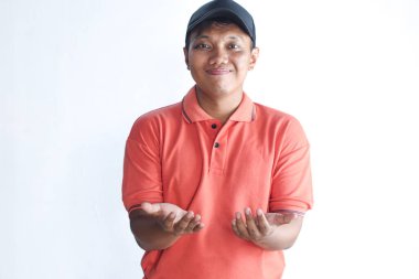 Eli bir şey kaldıran mutlu Asyalı genç adam. 