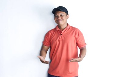 Asyalı genç adam gülümsüyor ve elini kaldırıyor gibi beyaz arka planda izole bir şey var.