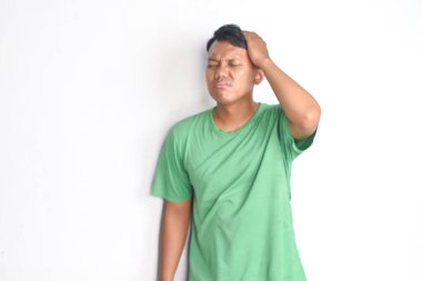 Genç adam yorgun ve başı ağrıyor.