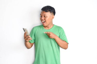 Beyaz arka planda izole edilmiş cep telefonu kullanan genç adam.