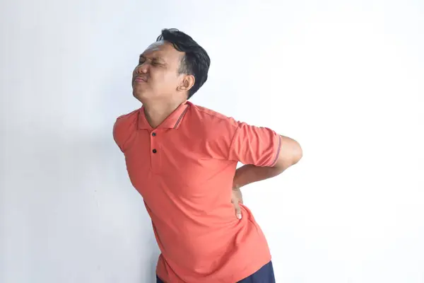Sırtı ağrıyan Asyalı genç adam.
