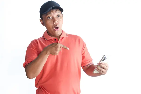 Gündelik polo giyen genç bir adam. Şok yüzlü, ağzı ve ağzı açık tişört giyiyor. Şaşırmış ve şaşırmış bir ifade için.