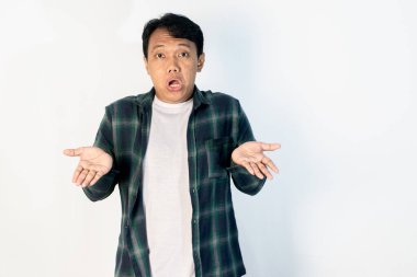 Beyaz arka planda izole edilmiş, sürpriz ifadesi olan heyecanlı Asyalı genç bir adamın portresi.