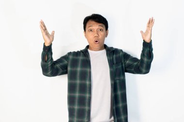 Şok olmuş Asyalı bir adamın portresi Heyecanlı bir şekilde ellerini kaldırıyor, Beyaz Arkaplan