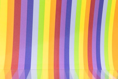 Nesne ve ürünleri yerleştirmek için renkli arkaplana sahip tablo