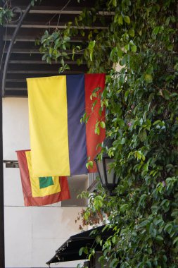 Kolombiya ve Kartagena 'nın bayrakları bir mağazanın önünde