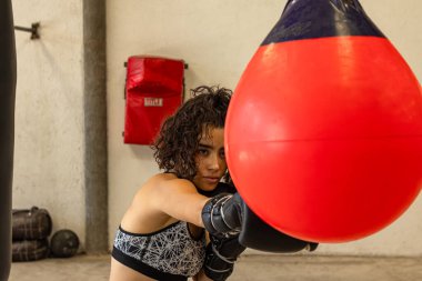 İspanyol genç kadın boks antrenmanı yapıyor..