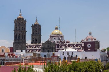 Puebla Metropolitan Katedrali 'nin manzarası bir otel kutusundan