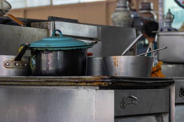 Puebla, Meksika 'da geleneksel bir pazarın mutfağında kirli metal kaplar ve seramik tabaklar..