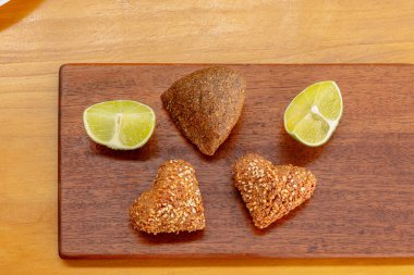 Geleneksel kibbeh topları limonlu, ahşap bir tabakta servis edilir.