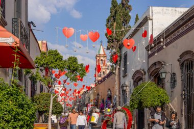 Quertaro 'da Aşk ve Işıklar Parlıyor: Şehirde Sevgililer Günü Kutlamaları, SANTIAGO DE QuERETARO, QUERETARO, MEXICO - FEBRUARY, 14, 2025.